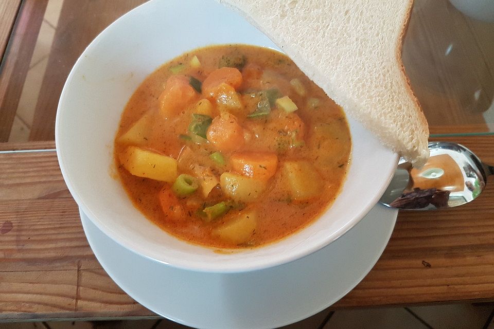 Curry-Eintopf mit Karotten und Kartoffeln