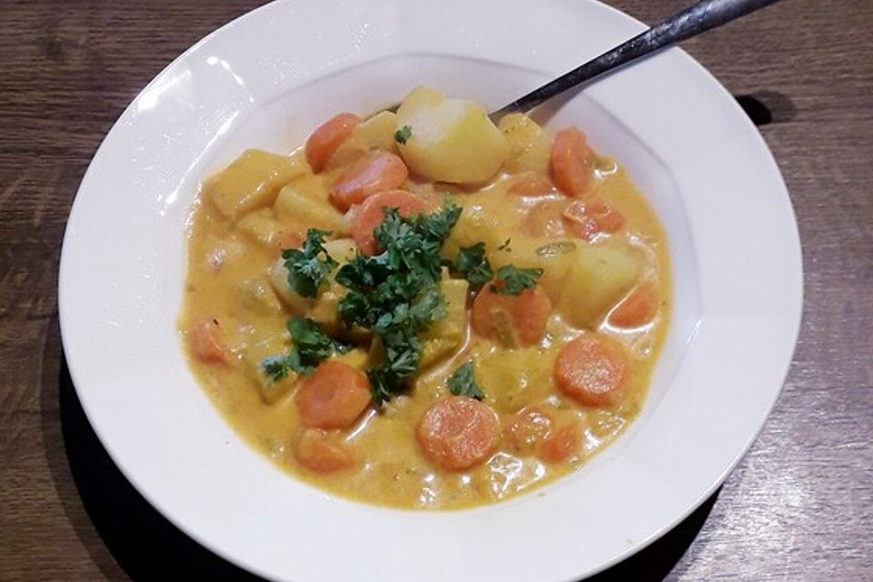 Curry-Eintopf mit Karotten und Kartoffeln