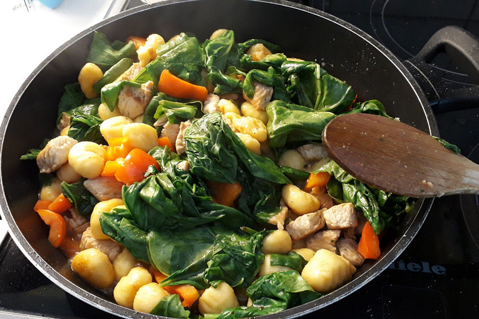 Gnocchi-Pfanne mit Mangold und Putenschnitzel