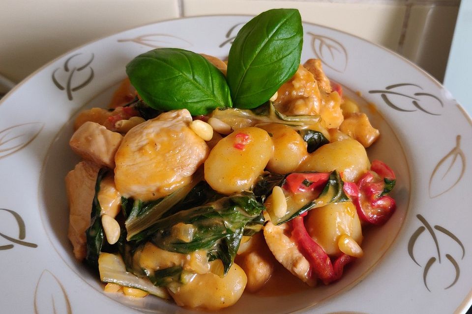 Gnocchi-Pfanne mit Mangold und Putenschnitzel