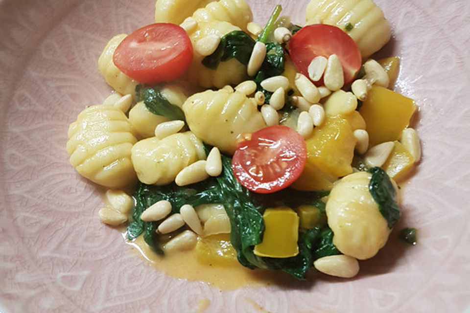 Gnocchi-Pfanne mit Mangold und Putenschnitzel