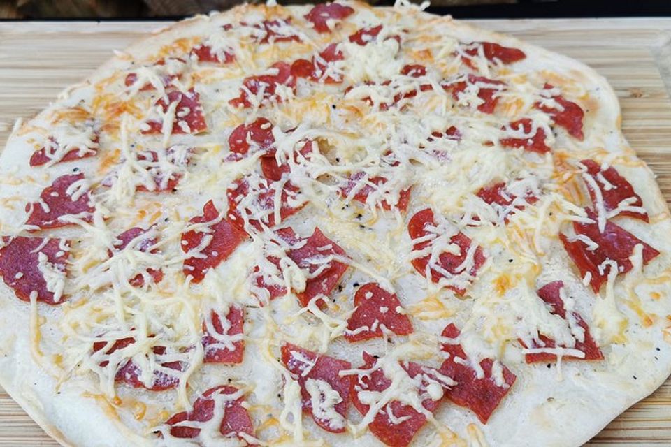 Flammkuchen ohne Hefe, mit Salami