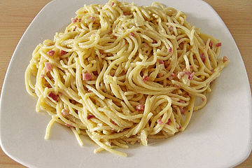 Spaghetti mit Schinkenwürfelchen und Knoblauch-Sahnesoße
