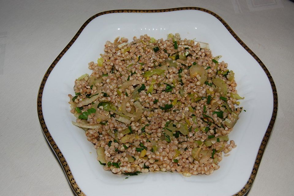 Süßsaurer Buchweizensalat mit Petersilie und Staudensellerie