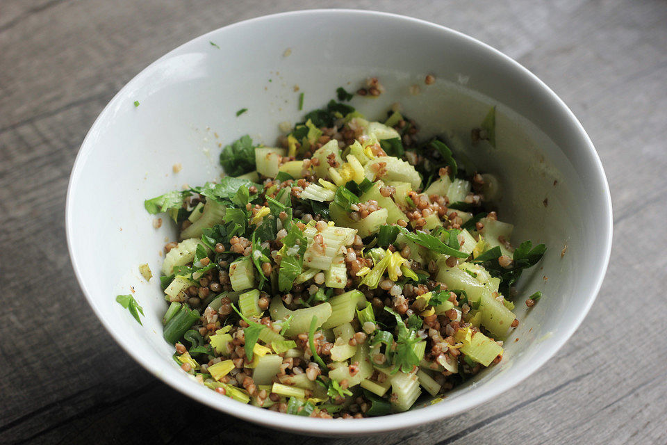 Süßsaurer Buchweizensalat mit Petersilie und Staudensellerie