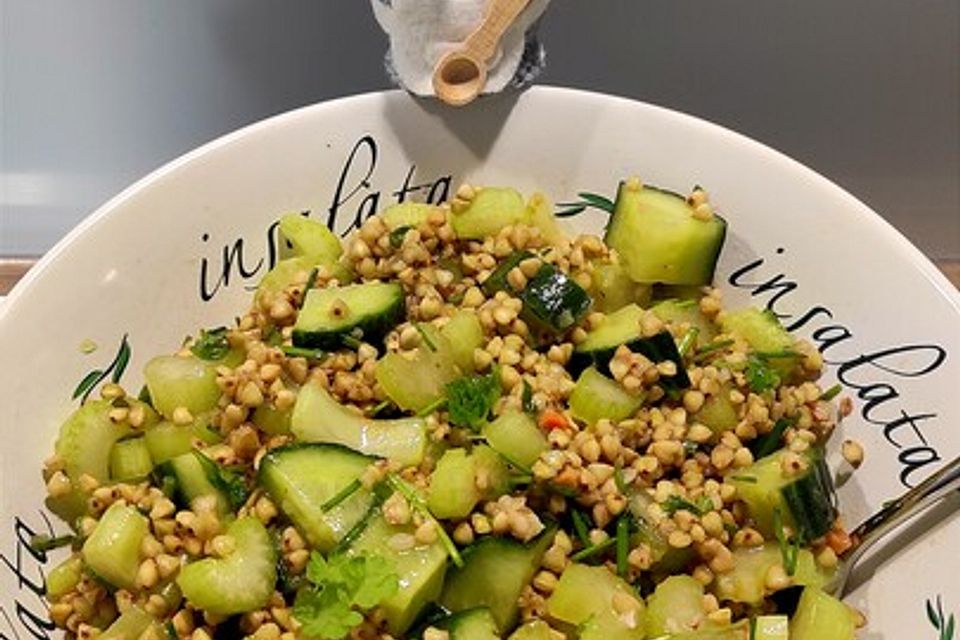 Süßsaurer Buchweizensalat mit Petersilie und Staudensellerie