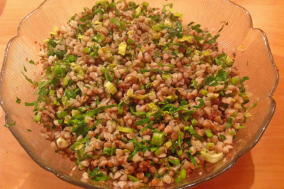 Süßsaurer Buchweizensalat mit Petersilie und Staudensellerie