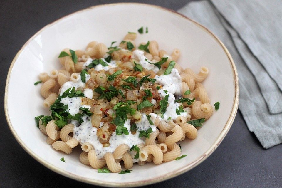 Pasta mit Joghurt und gebratenen Zwiebeln