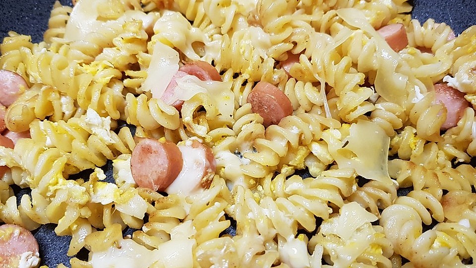 Bratnudeln Mit Ei Kase Und Gebratenen Bockwurstchen Von We Ti Chefkoch