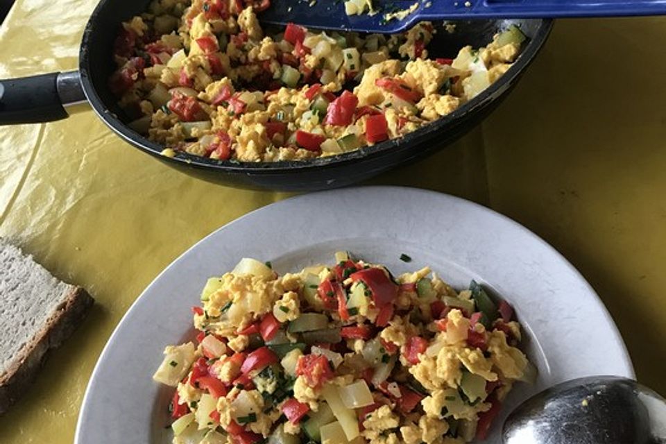 Rührei mit Zucchini und Paprika