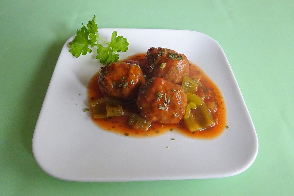 Fleischbällchen mit Knoblauch und Tomate