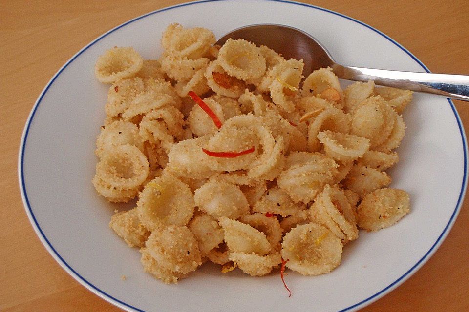 Pasta mit Knoblauch und Bröseln