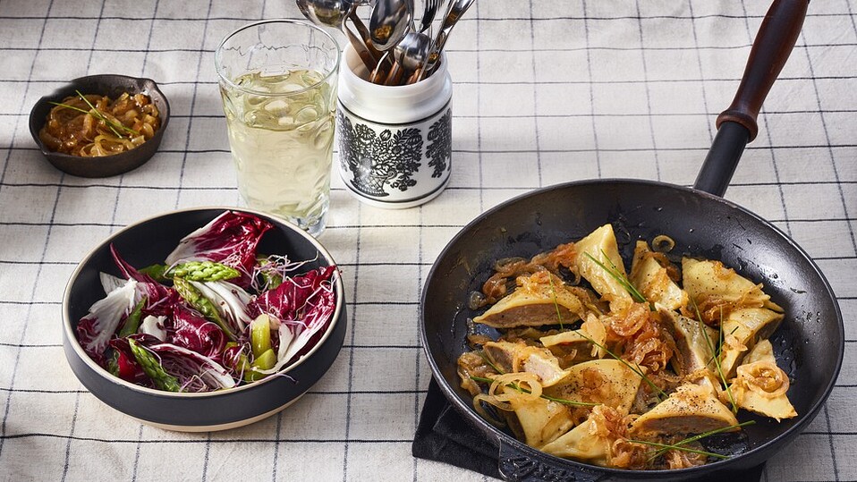 Geschm-lzte-Maultaschen-mit-fast-geschmolzenen-Zwiebeln