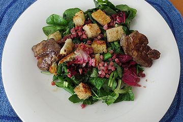 Mesclun - Salat mit Hähnchenleber, Croutons und krossen Schinkenwürfeln