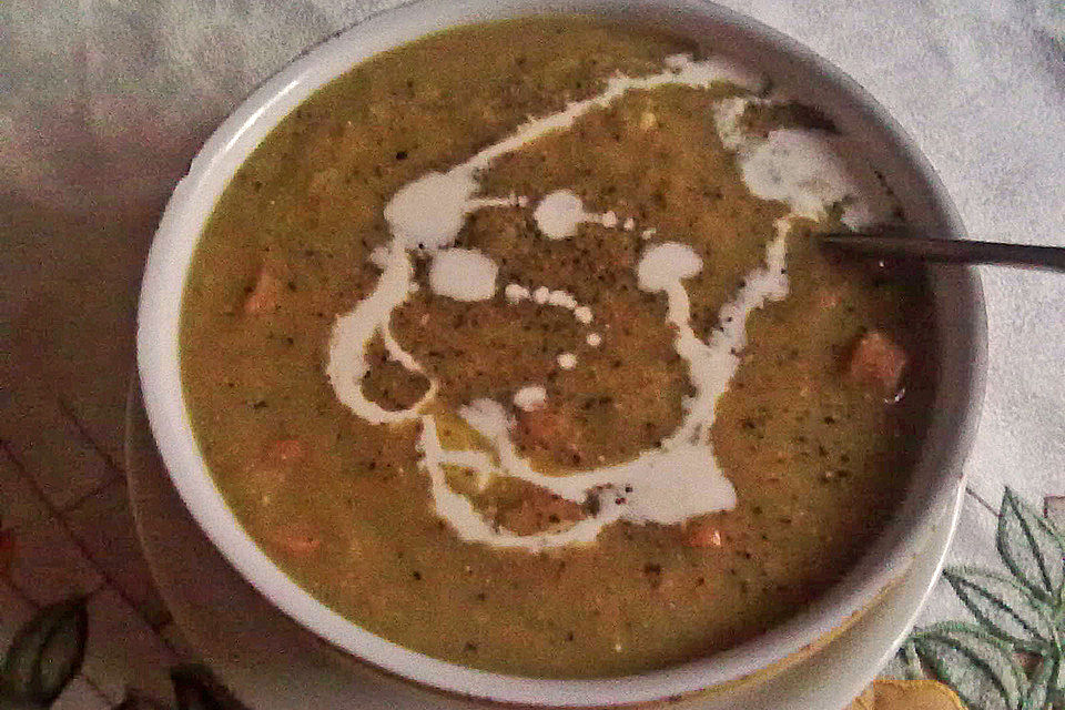 Erbsensuppe mit Würstchen