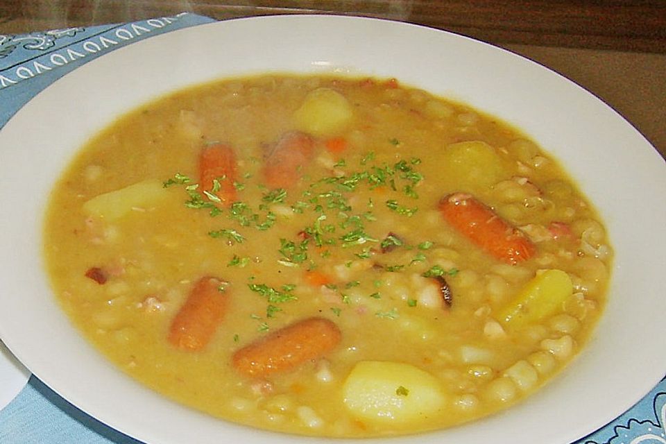 Erbsensuppe mit Würstchen