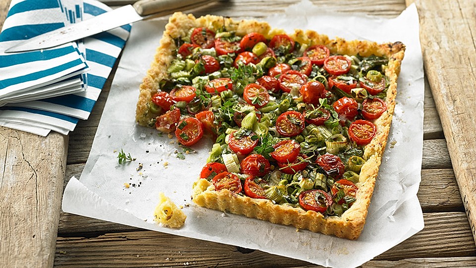 Tomaten-Fr-hlingszwiebel-F-llung-auf-K-sekruste
