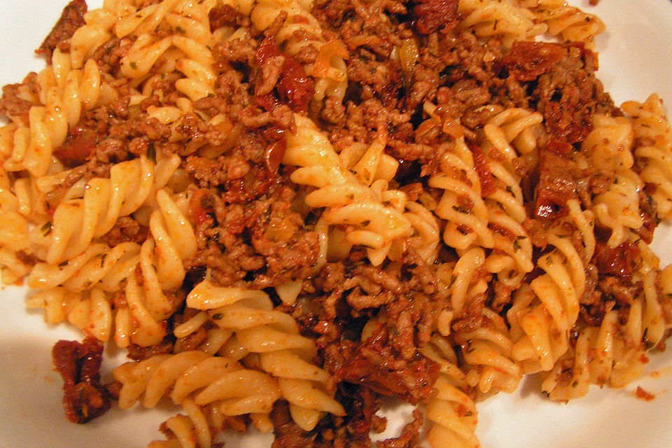 Hackfleisch mit getrockneten Tomaten für kurze Nudeln