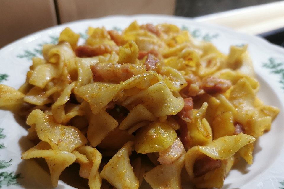 Kartoffel-Nudel-Pfanne mit Ei und Salami