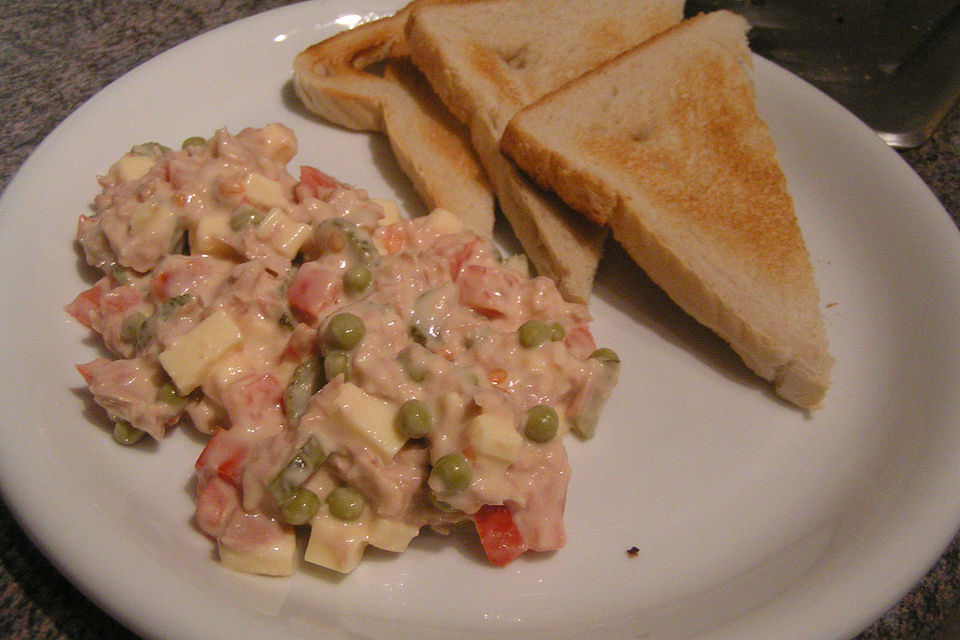 Der unglaublich einfache und frische Thunfischsalat mit Tomaten, Gurken und Mayonnaise