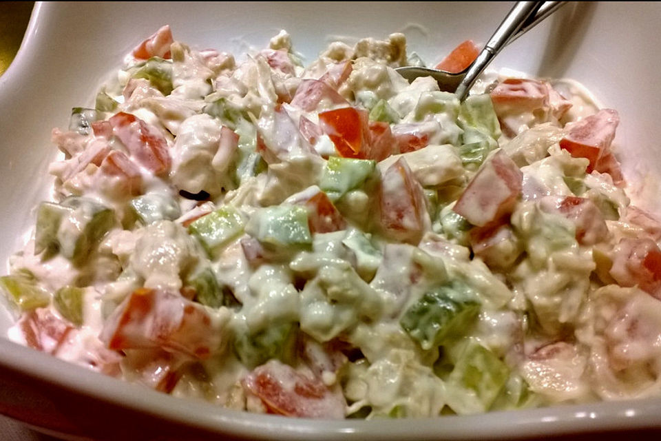 Der unglaublich einfache und frische Thunfischsalat mit Tomaten, Gurken und Mayonnaise