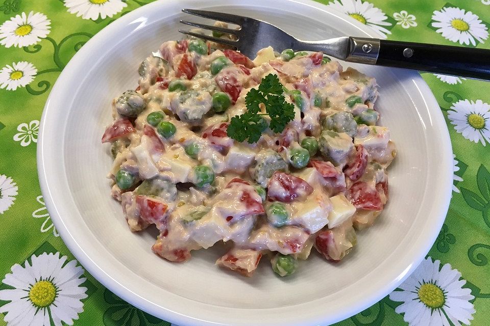 Der unglaublich einfache und frische Thunfischsalat mit Tomaten, Gurken und Mayonnaise