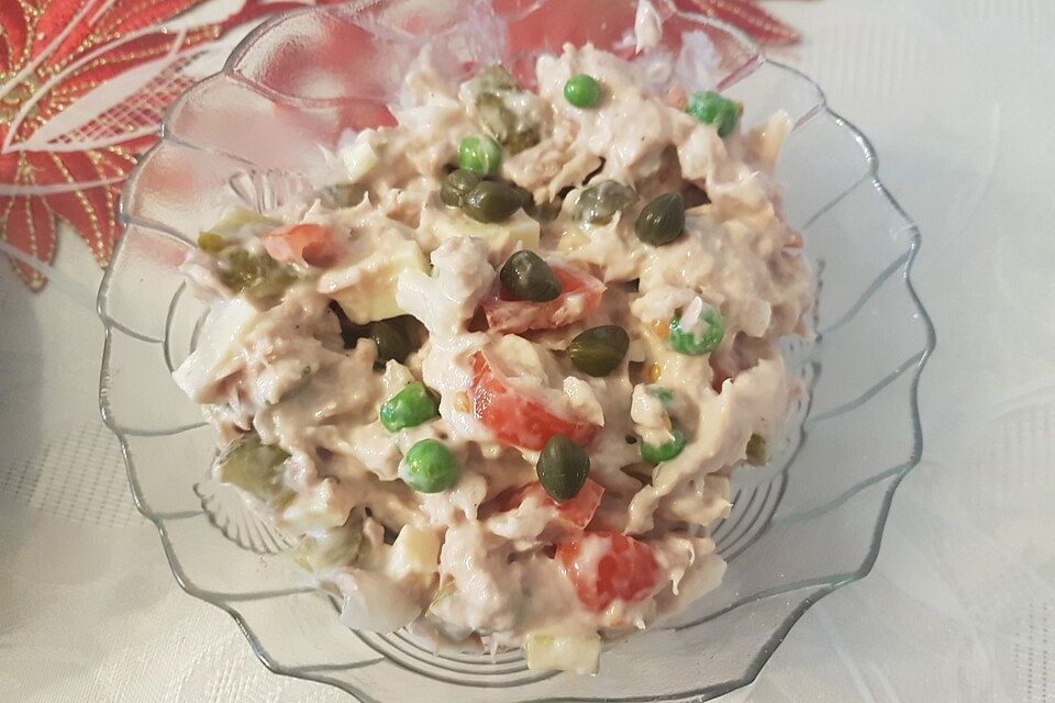 Der unglaublich einfache und frische Thunfischsalat mit Tomaten, Gurken und Mayonnaise