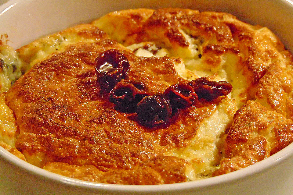 Roquefort-Soufflé mit Rosinen