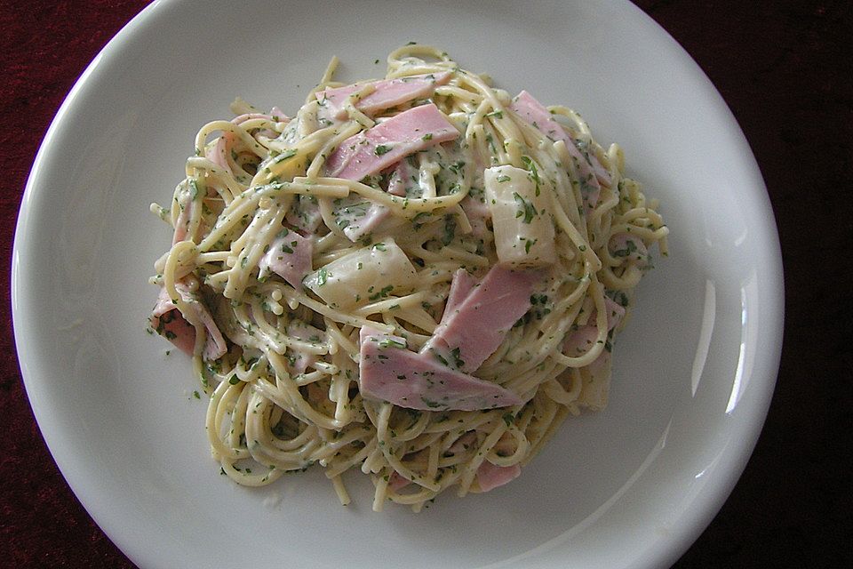 Spaghetti-Spargelsalat mit Käse und Schinken und Petersilie