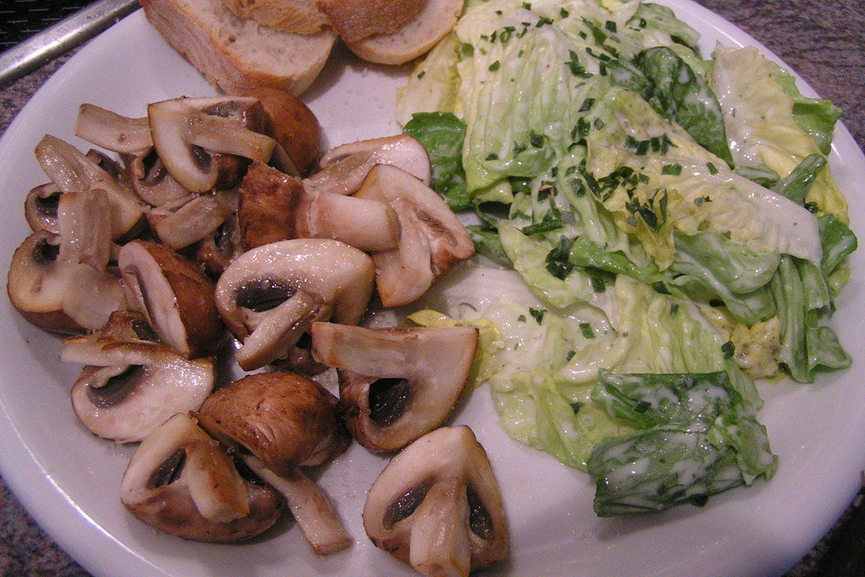 Warme Champignons in Knoblauchöl und Meersalz