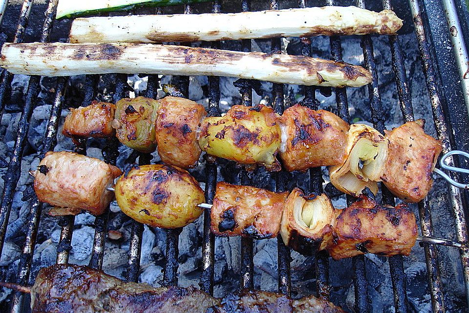 BBQ-Spieße mit mariniertem Schnitzelfleisch