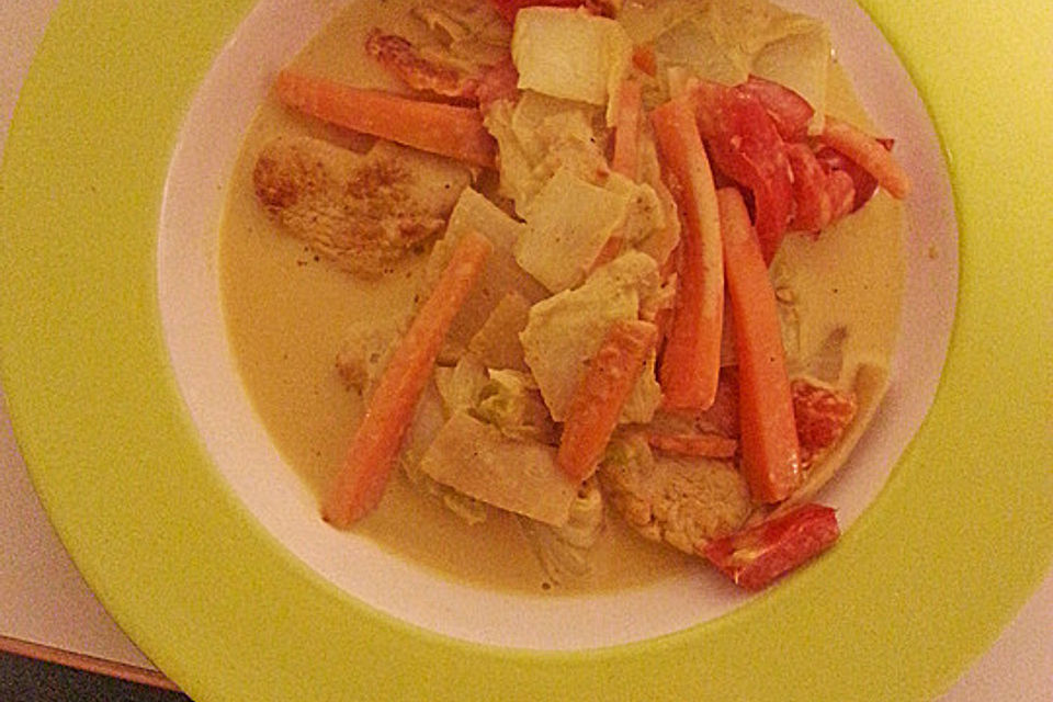 Rotes Thai-Curry mit Hühnchen