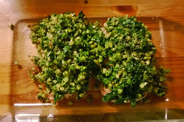 Schweinesteaks mit Bärlauchkruste und Topinambur-Möhren-Puffer von ...