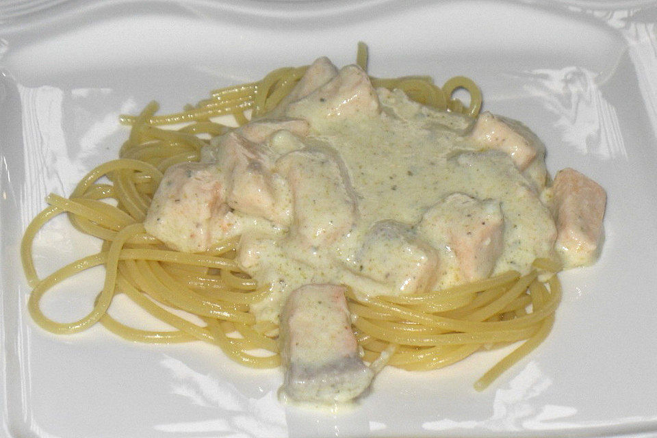 Nudeln mit Lachs-Käse-Sahne-Sauce