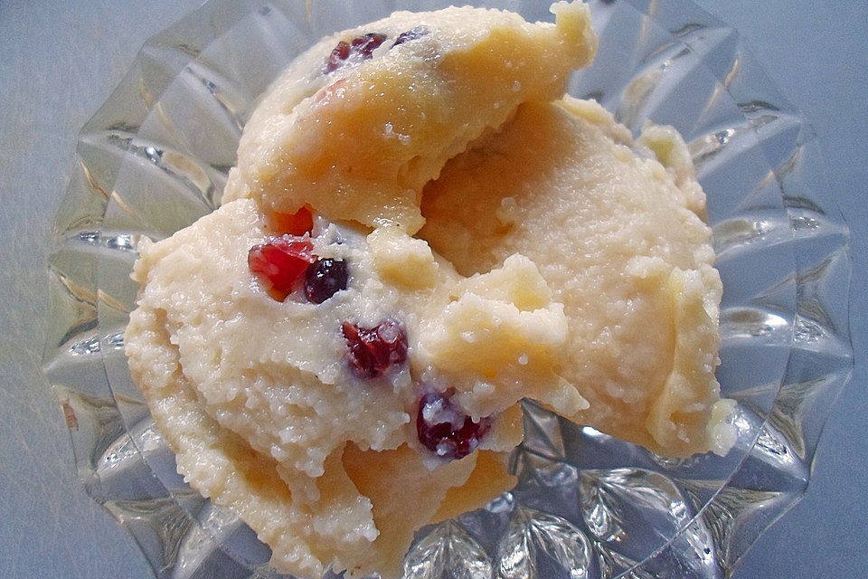 Grieß-Mandel-Pudding mit Cranberries