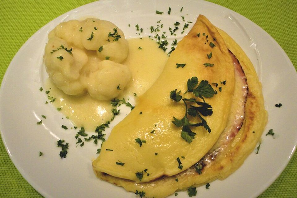 Schinken-Käsepfannkuchen mit Zitronensoße und Blumenkohl