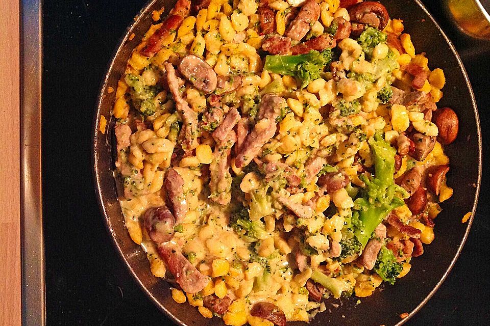 Spätzlepfanne mit Brokkoli, Champignons und Geschnetzeltem