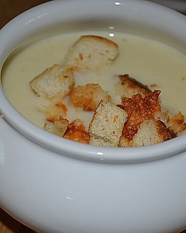 Blumenkohl-Cremsuppe mit Weißbrot-Käse-Croutons