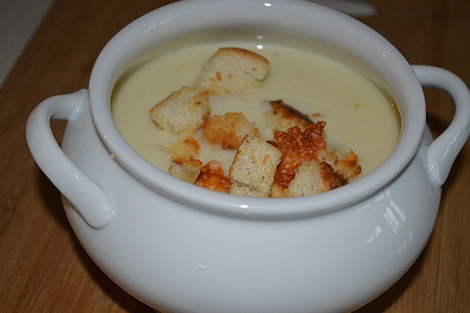 Blumenkohl-Cremsuppe mit Weißbrot-Käse-Croutons