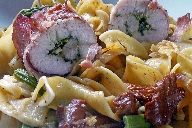 Bärlauch-Putenröllchen auf Pasta mit Pfifferlingen und grünem Spargel ...