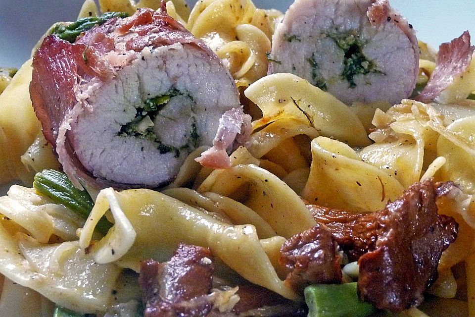 Bärlauch-Putenröllchen auf Pasta mit Pfifferlingen und grünem Spargel