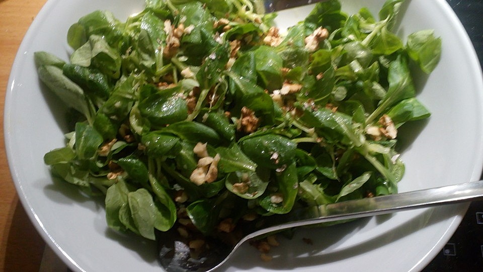 Feldsalat mit Walnüssen