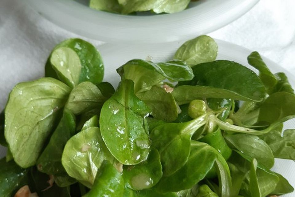 Feldsalat mit Walnüssen