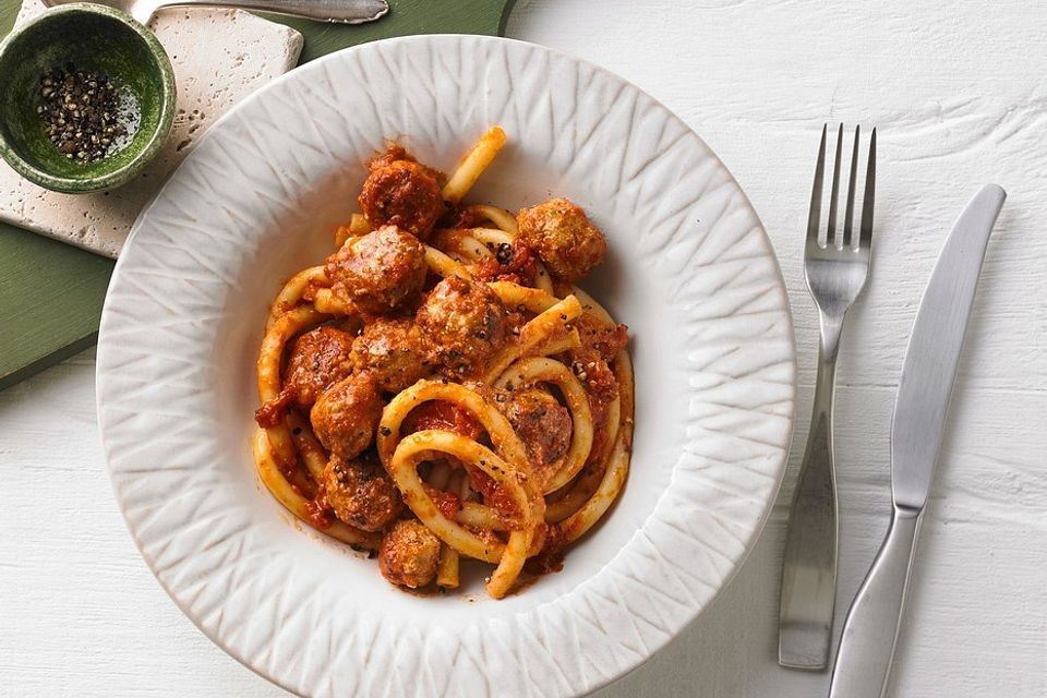 Pasta mit Fleischbällchen und Ricotta-Tomatensoße