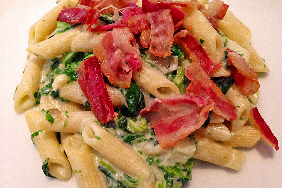 Penne mit Ricotta-Blattspinat-Soße und knusprigen Speckstreifen