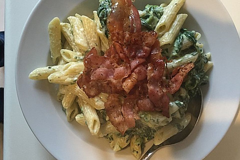 Penne mit Ricotta-Blattspinat-Soße und knusprigen Speckstreifen