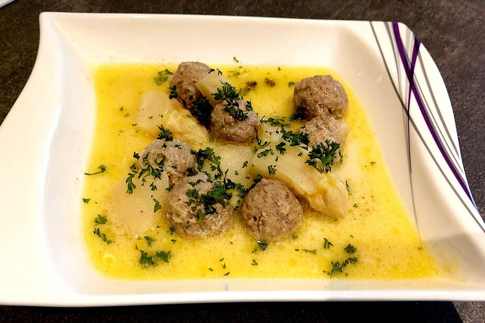 Spargelsuppe mit selbst gemachten Fleischklößchen