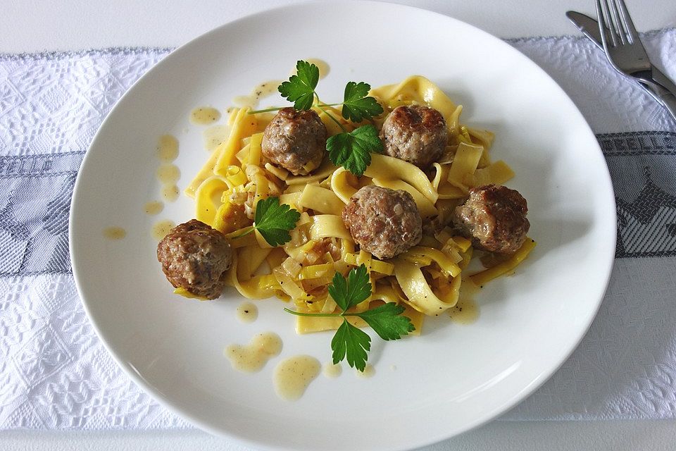 Pasta mit Salsiccia und Lauch in Weißweinsauce