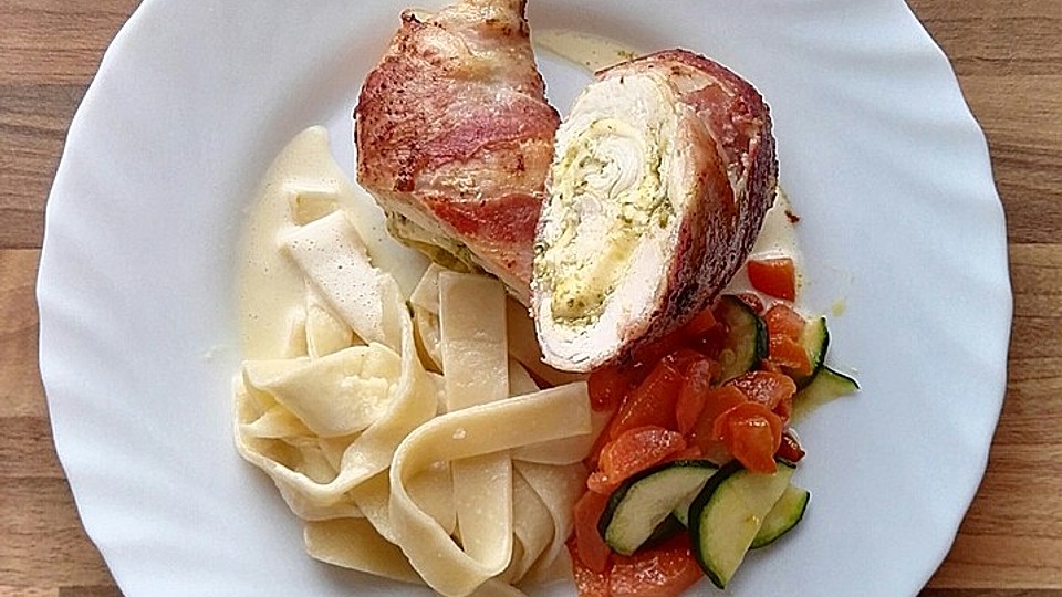 Ummantelte Hähnchenbrustroulade mit grünem Pesto und Gouda| Chefkoch