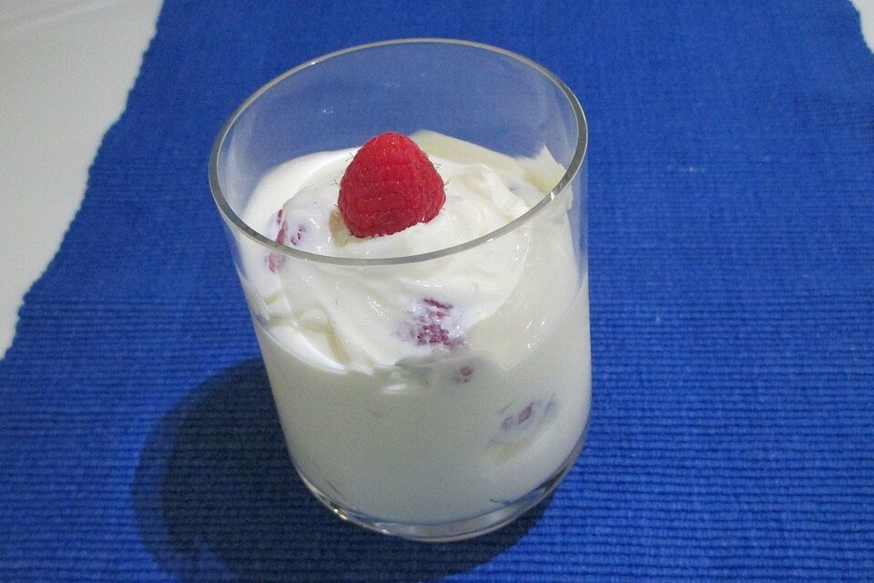 Feine leichte Himbeernachspeise mit frischen Himbeeren